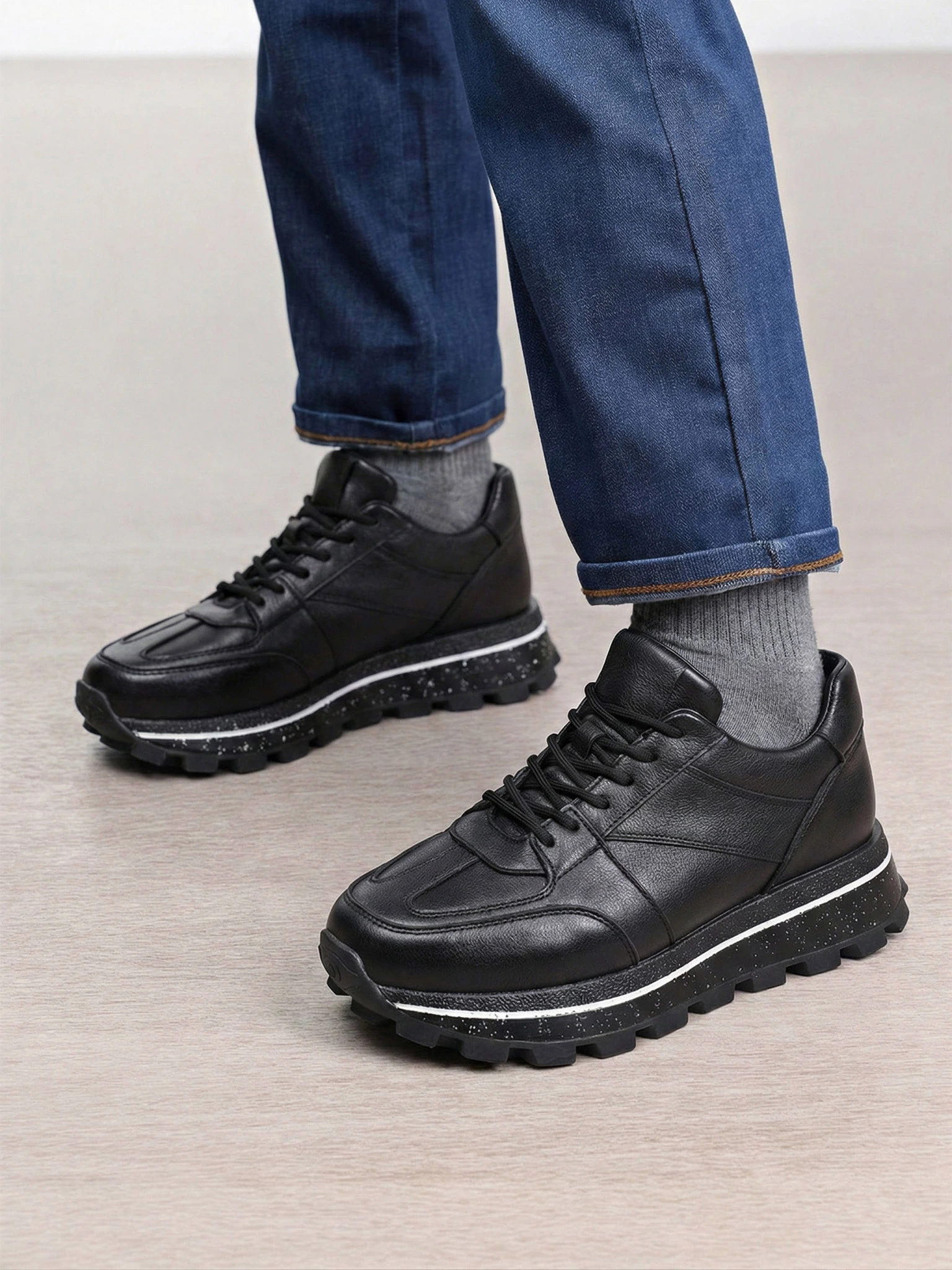 Кроссовки черного цвета на рельефной подошве